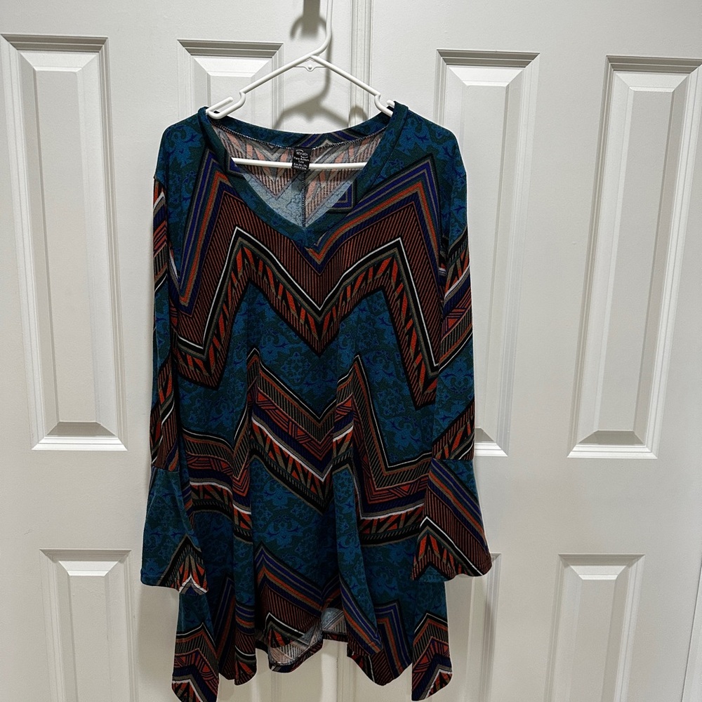 WinWin Teal Chevron V-Neck Tunic with Rust & Navy Accents